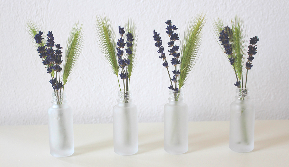 Blomster i fire vaser